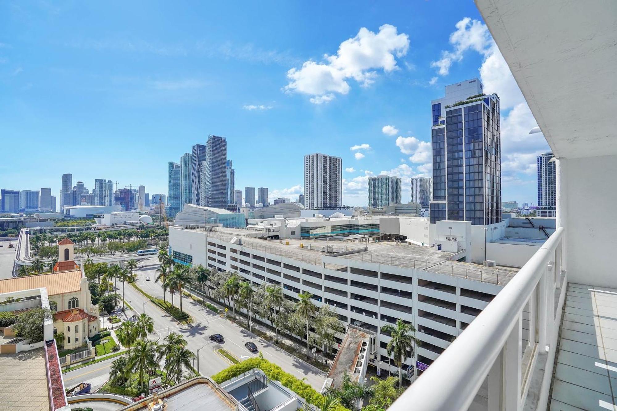 In Love! Skyline Views, Renovated *